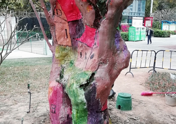 2018年12月深圳龙华观澜湖畔河公园树上涂鸦树屋彩绘